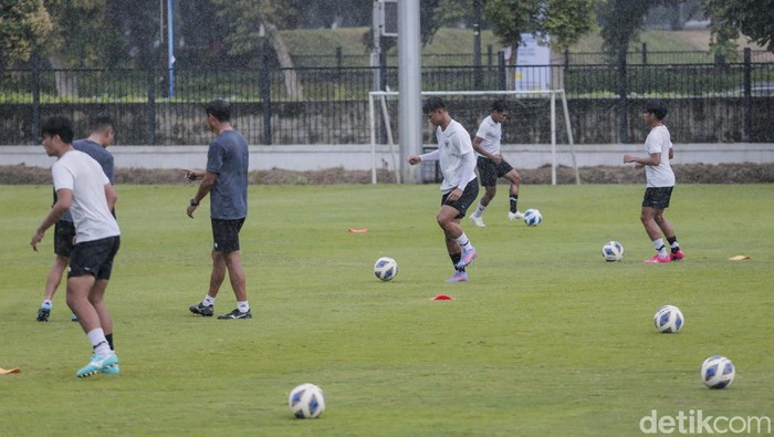 Pemain timnas U-20 melakukan latihan di Lapangan A Senayan, Jakarta, Rabu (15/02/2023). Latihan ini dilakukan sebagai persiapan menghadapi Piala Dunia U-20 yang akan berlangsung di Indonesia.