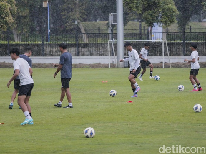 Pemain timnas U-20 melakukan latihan di Lapangan A Senayan, Jakarta, Rabu (15/02/2023). Latihan ini dilakukan sebagai persiapan menghadapi Piala Dunia U-20 yang akan berlangsung di Indonesia.