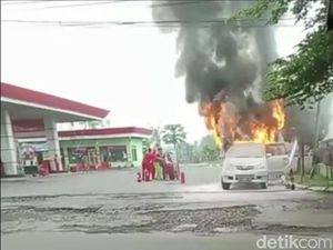 Mobil Avanza Muat 2 Jeriken Isi Pertalite Terbakar di SPBU Lumajang Mobil Avanza Muat 2 Jeriken Isi Pertalite Terbakar di SPBU Lumajang