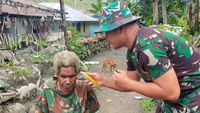 Momen Mama Papua Dipotong Rambutnya oleh Anggota TNI