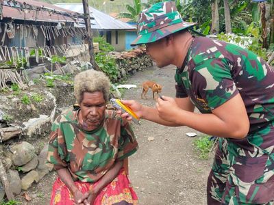 Momen Mama Papua Dipotong Rambutnya oleh Anggota TNI