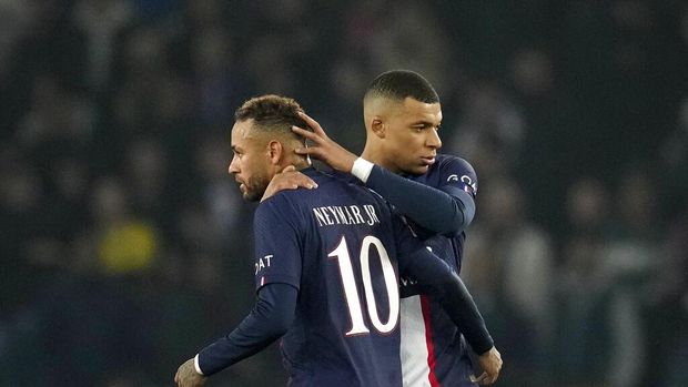 PSG's Kylian Mbappe, right, hugs PSG's Neymar at the end of the Champions League round of 16 first leg soccer match between Paris Saint Germain and Bayern Munich, at the Parc des Princes stadium, in Paris, France, Tuesday, Feb. 14, 2023. (AP Photo/Christophe Ena)