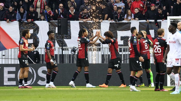 Nices players celebrate winning the French L1 football match between OGC Nice and Lille LOSC at the Allianz Riviera Stadium in Nice, south-eastern France, on January 29, 2023. (Photo by Valery HACHE / AFP) (Photo by VALERY HACHE/AFP via Getty Images)