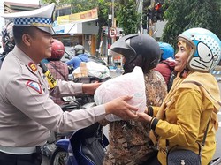Tertib Berkendara, Puluhan Pemotor di Jombang Diganjar Hadiah