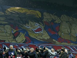 Koreografi fans PSG menampilkan gambar Luffy si manusia karet dengan jurus andalannya, Gomu Gomu. (Foto: Corbis via Getty Images/Christina Pahnke - sampics)