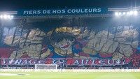 Ada gambar Monkey D. Luffy di tribun Parc des Princes dalam laga Liga Champions antara PSG vs Bayern di Liga Champions, Rabu (15/2/2023) dini hari WIB. (Foto: Getty Images/Eurasia Sport Images)