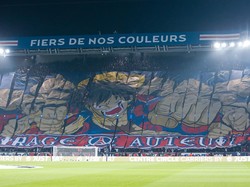 Ada gambar Monkey D. Luffy di tribun Parc des Princes dalam laga Liga Champions antara PSG vs Bayern di Liga Champions, Rabu (15/2/2023) dini hari WIB. (Foto: Getty Images/Eurasia Sport Images)