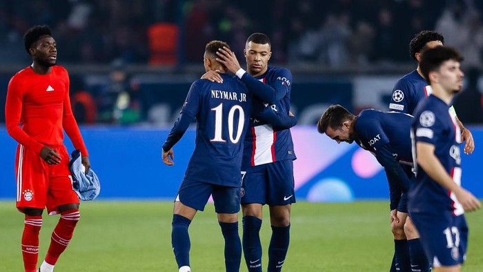 PARIS, FRANCE - FEBRUARY 14: Kylian Mbappe of Paris Saint Germain (R) high five his teammate Neymar Junior of Paris Saint Germain (L) during the UEFA Champions League round of 16 leg one match between Paris Saint-Germain and FC Bayern München at Parc des Princes on February 14, 2023 in Paris, France. (Photo by Antonio Borga/Eurasia Sport Images/Getty Images)