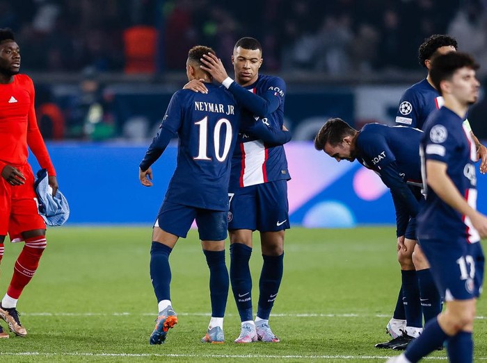PARIS, FRANCE - FEBRUARY 14: Kylian Mbappe of Paris Saint Germain (R) high five his teammate Neymar Junior of Paris Saint Germain (L) during the UEFA Champions League round of 16 leg one match between Paris Saint-Germain and FC Bayern München at Parc des Princes on February 14, 2023 in Paris, France. (Photo by Antonio Borga/Eurasia Sport Images/Getty Images)