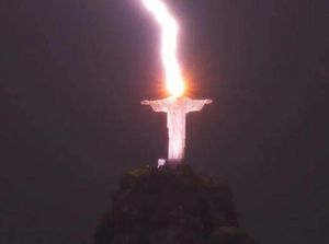 Patung Yesus Memberkati Disambar Petir, Listrik-Internet Langsung Mati Patung Yesus Memberkati Disambar Petir, Listrik-Internet Langsung Mati