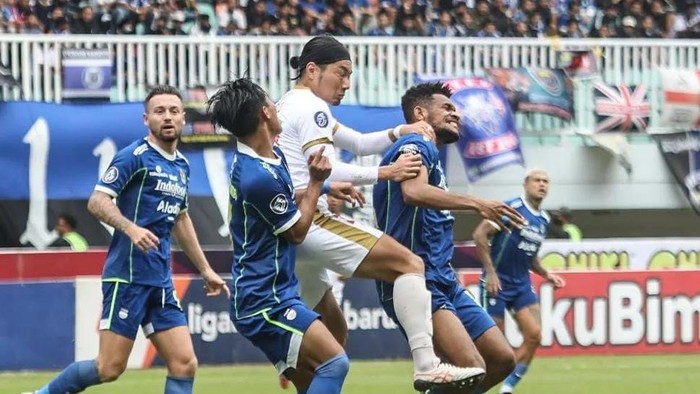 Pemain PSM Kenzo Nambu berduel dengan para pemain Persib pada laga Liga 1 2022/2023 di Stadion Pakansari.