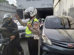 Ada Mobil Kehabisan Bensin di Pondok Indah Arah Gandaria, Lalin Macet
