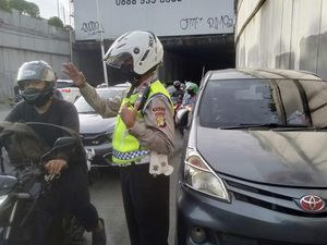 Ada Mobil Kehabisan Bensin di Pondok Indah Arah Gandaria, Lalin Macet Ada Mobil Kehabisan Bensin di Pondok Indah Arah Gandaria, Lalin Macet