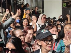 Momen Fans Nyanyikan Indonesia Raya Usai Eliezer Divonis 1,5 Tahun Bui