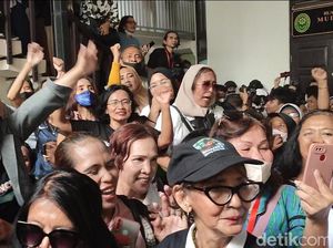 Momen Fans Nyanyikan Indonesia Raya Usai Eliezer Divonis 1,5 Tahun Bui Momen Fans Nyanyikan Indonesia Raya Usai Eliezer Divonis 1,5 Tahun Bui