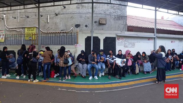 Penggemar Richard Eliezer (Bharada E) mendatangi Pengadilan Negeri Jakarta Selatan pada Rabu (15/2). Mereka memberikan dukungan kepada Bharada E yang menghadapi sidang vonis. CNN Indonesia/Lina Itafiana