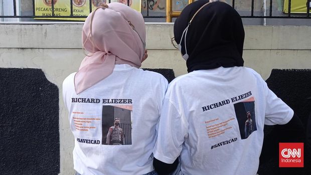 Penggemar Richard Eliezer (Bharada E) mendatangi Pengadilan Negeri Jakarta Selatan pada Rabu (15/2). Mereka memberikan dukungan kepada Bharada E yang menghadapi sidang vonis. CNN Indonesia/Lina Itafiana
