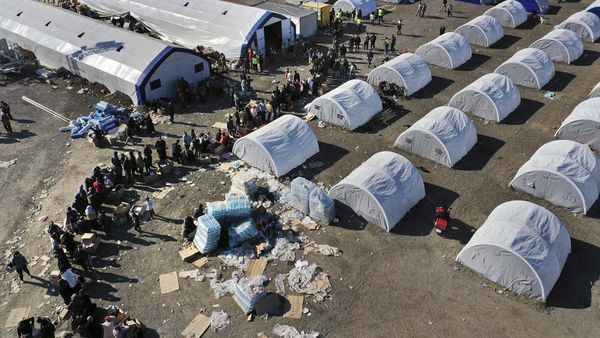 Antrean Panjang Pengungsi Gempa Turki Terima Bantuan