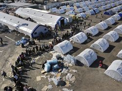 Antrean Panjang Pengungsi Gempa Turki Terima Bantuan