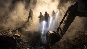 Perjuangan Tim SAR Menembus Debu untuk Cari Korban Gempa Turki