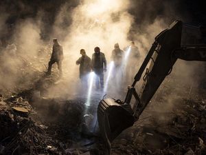 Perjuangan Tim SAR Menembus Debu untuk Cari Korban Gempa Turki