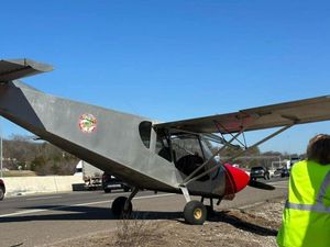 Bak Film, Sebuah Pesawat Mendarat Darurat di Jalan Raya