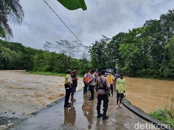 Heroik! Guru di Gunungkidul Ini Gendong Murid Seberangi Sungai Meluap