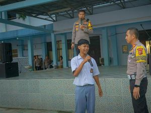 Sambangi Sekolah di Karawang, Polisi Bawa Misi Khusus Sambangi Sekolah di Karawang, Polisi Bawa Misi Khusus