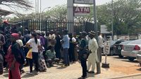 Potret Warga Nigeria Nginap di Bank Demi Tarik Uang Kertas