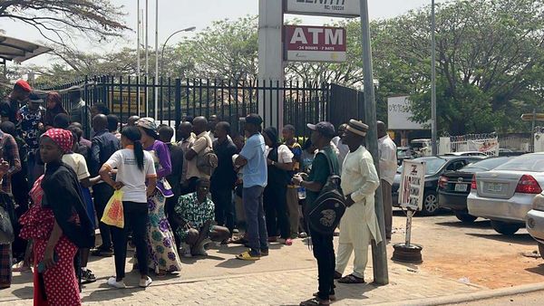 Potret Warga Nigeria Nginap di Bank Demi Tarik Uang Kertas