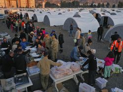 Potret Warga Turki Antre Makanan di Tempat Pengungsian