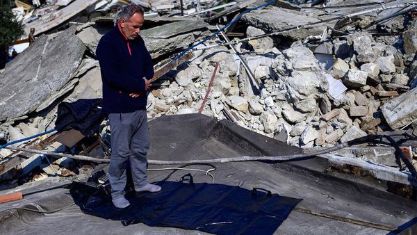 Potret Warga Turki Tunaikan Salat di Tengah Reruntuhan Gempa