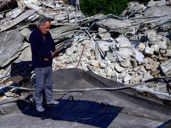 Potret Warga Turki Tunaikan Salat di Tengah Reruntuhan Gempa