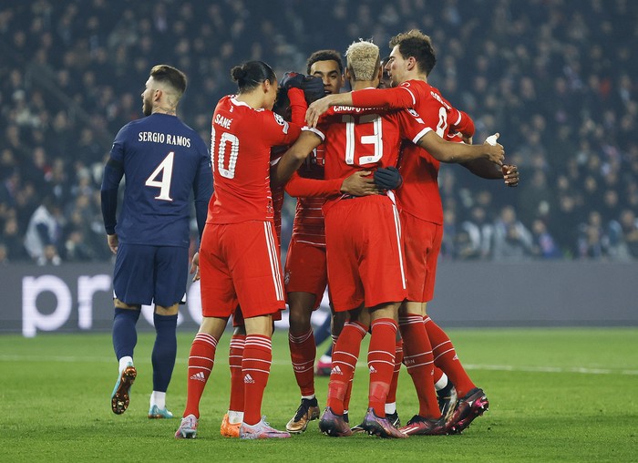 Soccer Football - Champions League - Round of 16 First Leg - Paris St Germain v Bayern Munich - Parc des Princes, Paris, France - February 14, 2023 Bayern Munichs Kingsley Coman celebrates scoring their first goal with teammates REUTERS/Christian Hartmann