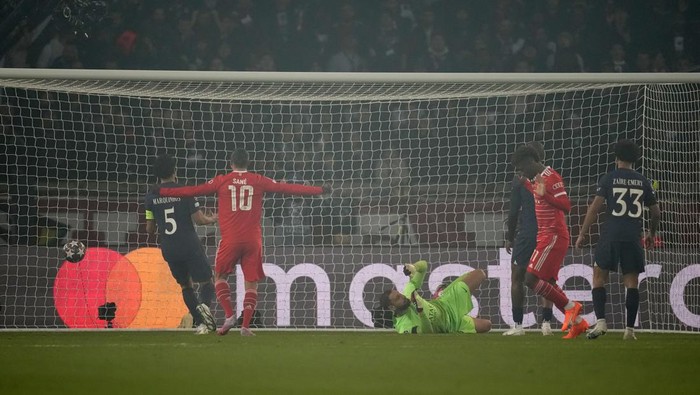 Bayerns Kingsley Coman, second right, celebrates after scoring his sides opening goal during the Champions League round of 16 first leg soccer match between Paris Saint Germain and Bayern Munich, at the Parc des Princes stadium, in Paris, France, Tuesday, Feb. 14, 2023. (AP Photo/Christophe Ena)