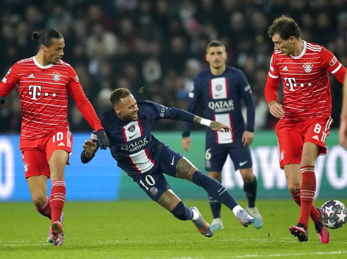 PSG's Neymar, center, duels for the ball with Bayern's Leroy Sane, left, and Bayern's Leon Goretzka during the Champions League round of 16 first leg soccer match between Paris Saint Germain and Bayern Munich, at the Parc des Princes stadium, in Paris, France, Tuesday, Feb. 14, 2023. (AP Photo/Christophe Ena)