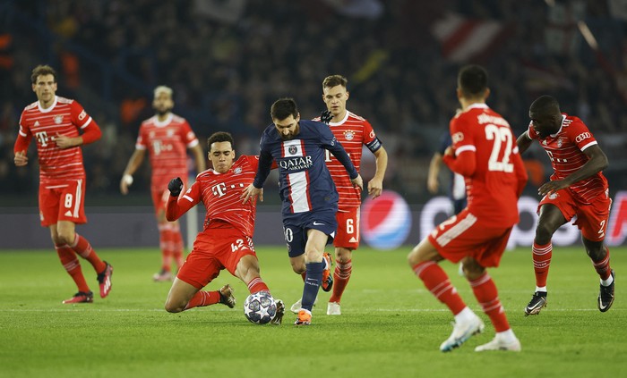 Soccer Football - Champions League - Round of 16 First Leg - Paris St Germain v Bayern Munich - Parc des Princes, Paris, France - February 14, 2023  Paris St Germains Lionel Messi in action with Bayern Munichs Jamal Musiala and Joshua Kimmich REUTERS/Christian Hartmann