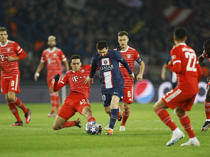 Soccer Football - Champions League - Round of 16 First Leg - Paris St Germain v Bayern Munich - Parc des Princes, Paris, France - February 14, 2023  Paris St Germain's Lionel Messi in action with Bayern Munich's Jamal Musiala and Joshua Kimmich REUTERS/Christian Hartmann