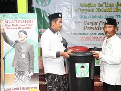 Relawan Ganjar Jatim Berikan Alat Kebersihan ke Jamaah Majelis Taklim