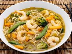 Resep Mie Nyemek Udang Sayuran yang Enak Buat Hangatkan Badan
