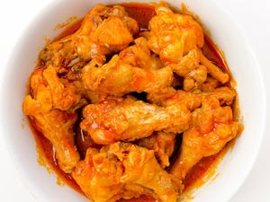 3 Resep Sayap Ayam yang Berbumbu Pedas Gurih Menarik Selera 3 Resep Sayap Ayam yang Berbumbu Pedas Gurih Menarik Selera