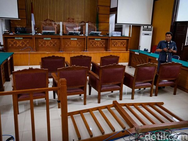 Penampakan Ruang Sidang Eliezer Berantakan Usai Didobrak Pengunjung