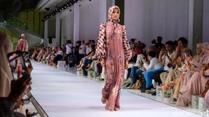 8 Foto Koleksi Baju Lebaran 2023 Karya Desainer Rya Baraba, Motif Bunga