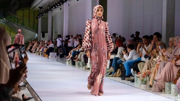 8 Foto Koleksi Baju Lebaran 2023 Karya Desainer Rya Baraba, Motif Bunga