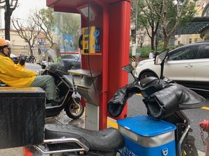 Mirip Emak-emak Indonesia, Pemotor China Banyak Pakai Sarung Tangan Oven