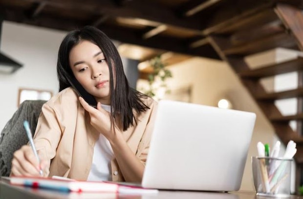 Perempuan terlihat sibuk sedang bekerja