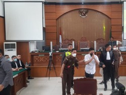 TOK! Bharada Richard Eliezer Divonis 1 Tahun 6 Bulan Penjara