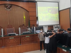 Jelang Vonis, Bharada Eliezer Doa Bersama Pengacara di Ruang Sidang