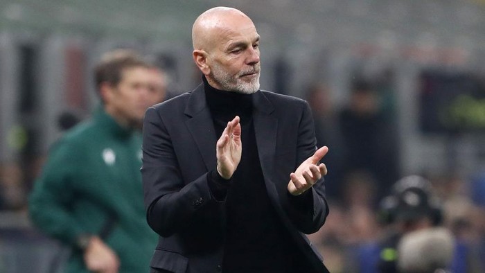 MILAN, ITALY - FEBRUARY 14: Stefano Pioli, Head Coach of AC Milan, applauds the fans following the UEFA Champions League round of 16 leg one match between AC Milan and Tottenham Hotspur at Giuseppe Meazza Stadium on February 14, 2023 in Milan, Italy. (Photo by Marco Luzzani/Getty Images)