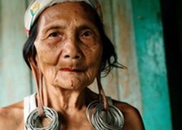 Memiliki telinga panjang bagi suku Dayak, selain sebagai standar kecantikan juga untuk menandakan status sosial